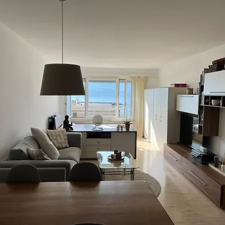 Lakeview Apartment *