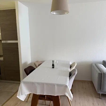 Lakeview Apartment *